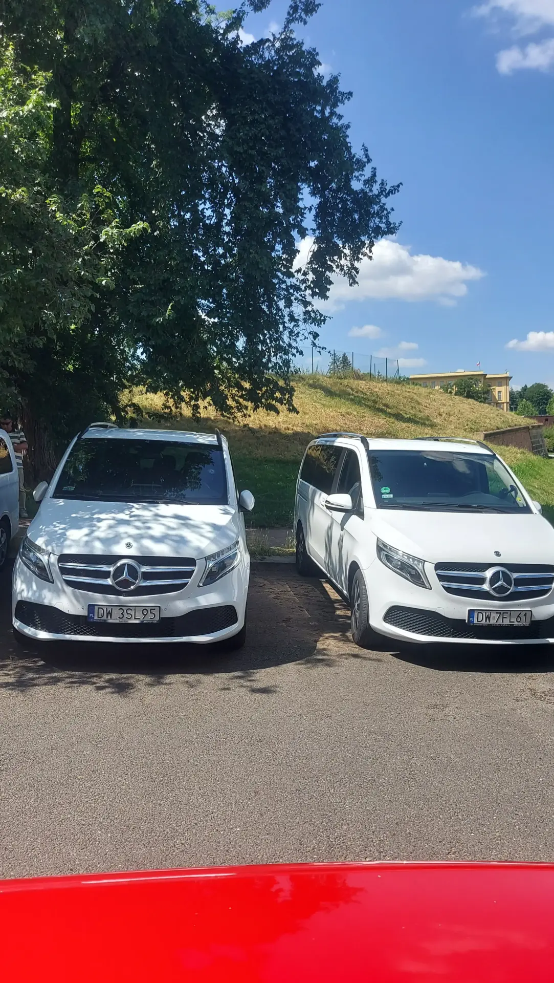 Dwa samochody marki Mercedes do luksusowego przewozu osób we Wrocławiu