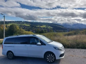 Mercedes podczas komfortowego transeru lotniskowego