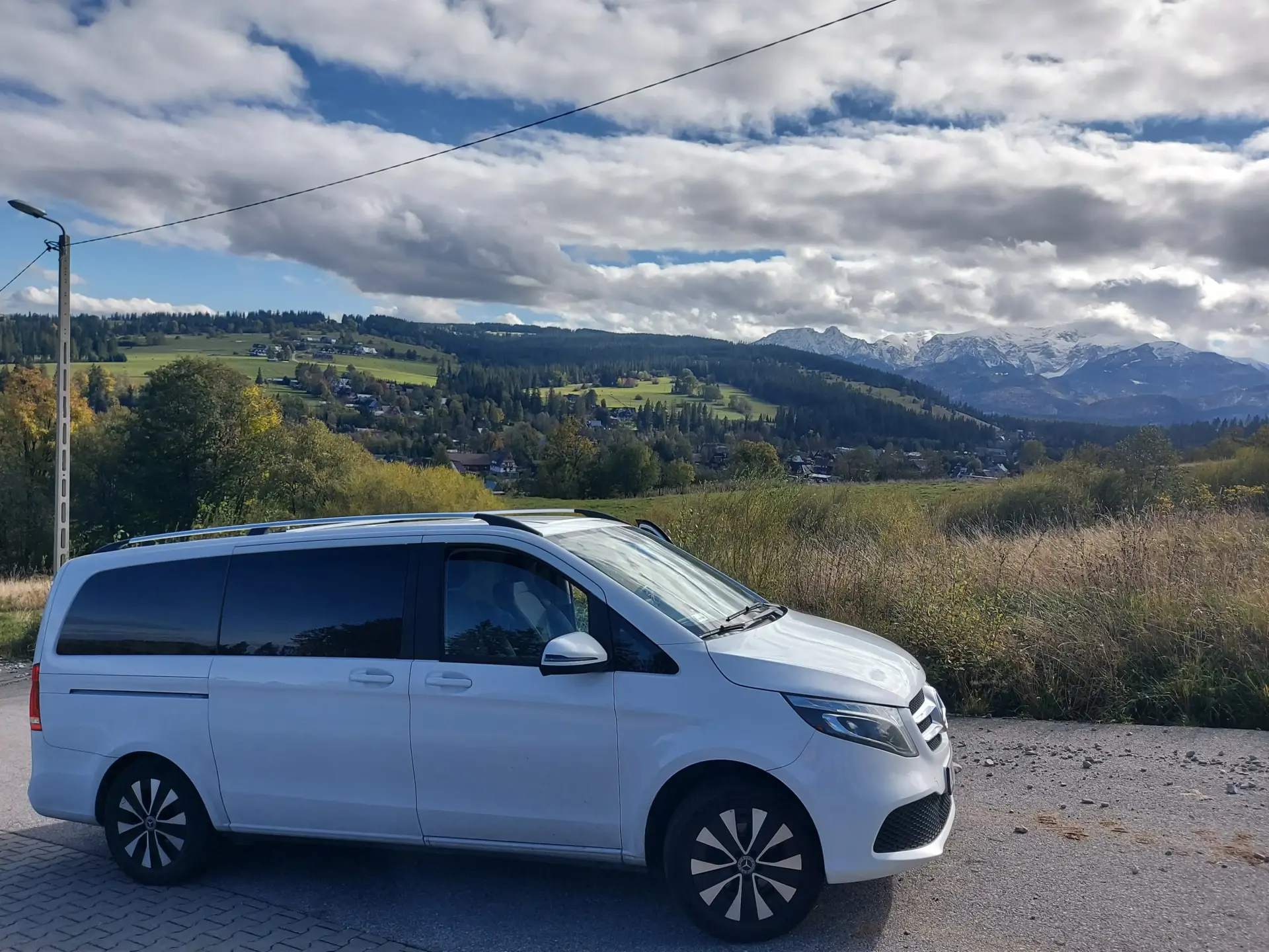 Mercedes podczas komfortowego transeru lotniskowego
