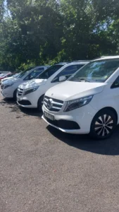 Parking firmy Total, a na nim kilka samochodów marki Mercedes