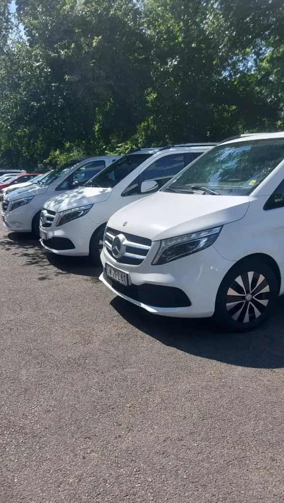 Parking firmy Total z Wrocławia, a na nim kilka samochodów marki Mercedes