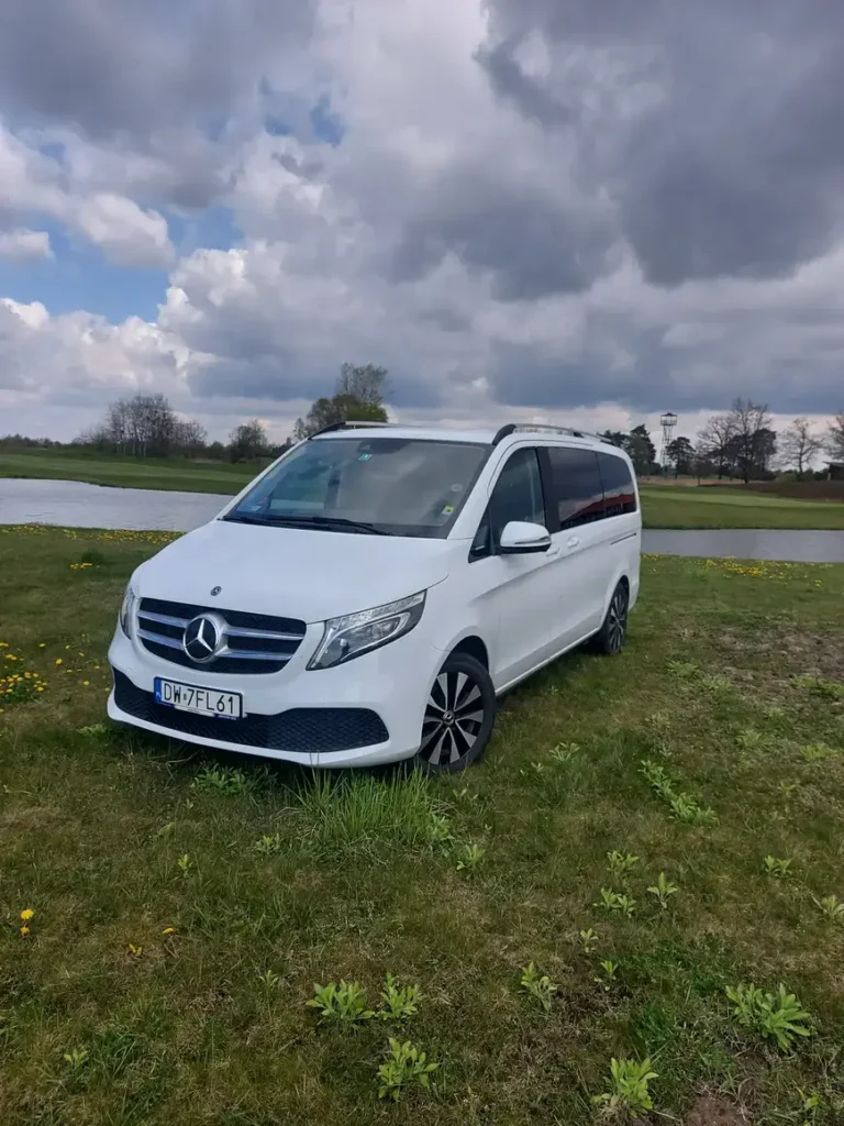 Samochód marki mercedes do transportu osób VIP